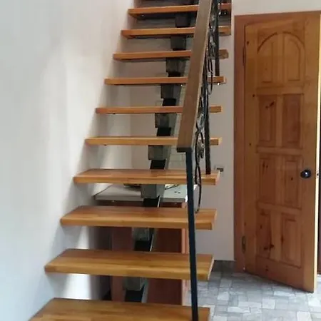 Konukevi Domik S Prudom *