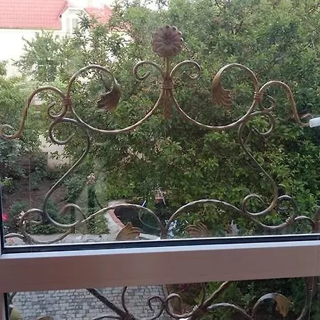 Domik S Prudom Konukevi *